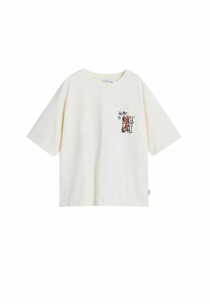 Cremefarbiges Baumwoll-T-Shirt mit kurzen Ärmel, versehen mit bedrucktem schwarzen und roten Text und Grafiken im linken Brustbereich.