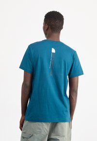 The North Face VERTICAL TEE - Triko s potiskem - midnight petrol