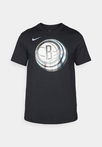 T-shirt en coton noir avec un grand graphisme de basket-ball iridescent avec un 'B' au centre et un petit logo Nike sur l'épaule.