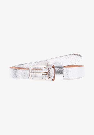 Ceinture en cuir métallique argenté avec une boucle rectangulaire argentée, enroulée avec la pointe étendue vers l'extérieur sur un fond blanc.