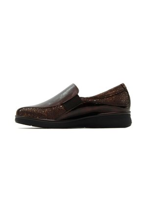 Zapato marrón tipo slip-on con parte superior de cuero brillante, panel texturizado y elástico. Presenta punta redondeada y una suela baja de cuña para mayor soporte.