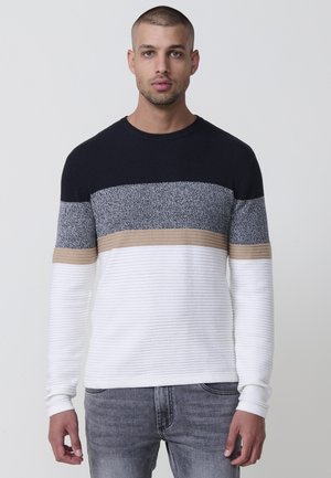 Suéter con cuello redondo, textura acanalada y rayas horizontales en navy, gris, beige y blanco. Tela suave de diferentes puntos de tejido.