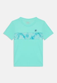 T-shirt à manches courtes couleur bleu sarcelle claire présentant une bande texturée bleue et blanche au niveau de la poitrine ; logo Fila sur la gauche.
