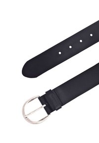 Ceinture en cuir noir avec boucle ovale en argent et cinq trous d'ajustement sur fond blanc.