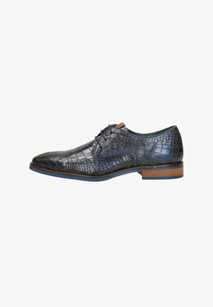 Textuur blauw alligatorleer schoen met een spitse neus, bruine accenten en veterontwerp. Heeft een houten hak en rubberen zool.