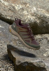 Zapatos de senderismo para hombre, parte superior sintética marrón y verde, detalles de malla, diseño con cordones, suela Vibram, ligeros, adecuados para actividades al aire libre.