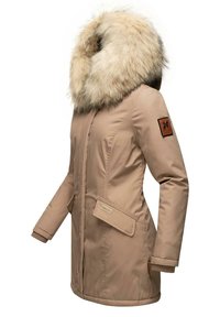 Beige winterparka met een grote nepleren capuchon, twee voorzakken en een patch op de linkermouw. Gladde textuur, getailleerd ontwerp.