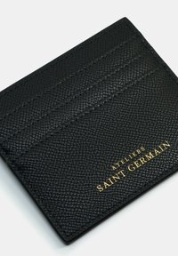 Porte-cartes en cuir noir texturé avec quatre emplacements pour cartes et une marquage à chaud doré, présentant un design rectangulaire épuré.