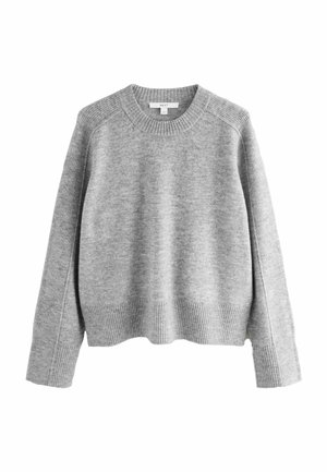 Pulover gri din tricot, cu un gât și tiv cu dantelă, având umeri căzuți și mâneci lungi dintr-un material moale și texturat.