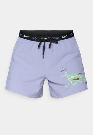 Shorts de bain Nike en violet clair avec une ceinture élastique noire ornée d'accents verts. Comprend une impression graphique disant "NE TE CONTENTE PAS DE COURIR."