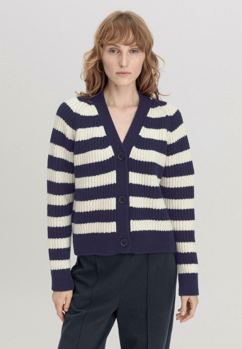 Navy und creme gestreifter Cardigan mit V-Ausschnitt, Knopfverschluss, gerippter Textur und langen Ärmeln. Verfügt über vier große Knöpfe auf der Vorderseite.