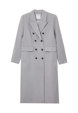 Manteau gris croisé en tissu lisse, doté d'un col à revers, de boutons noirs et de deux poches avant à rabat.