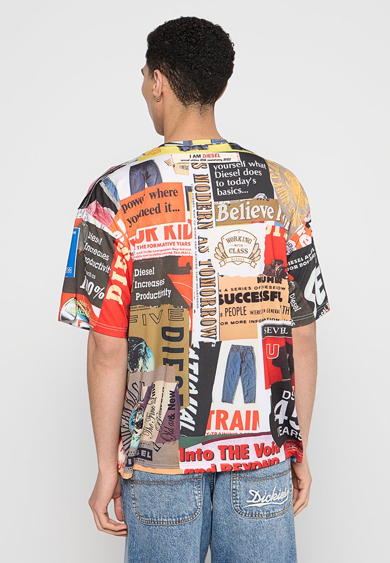 Bunt gefärbtes, übergroßes T-Shirt mit verschiedenen Textdrucken und Mustern; leichtes Gewebe, lockerer Schnitt, kurze Ärmel, sichtbare Nähte.