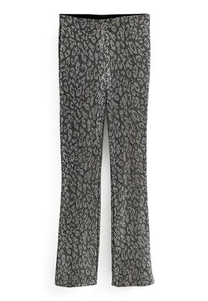 Sort-hvide leopardmønstrede bukser med tætsiddende pasform og let udvidelse nederst, lagt fladt på en hvid baggrund.