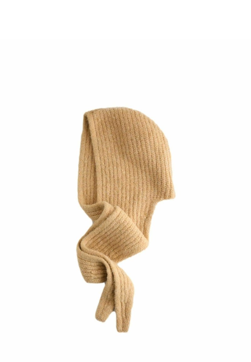 Rippige, beige Strickmütze mit einer gewölbten Oberseite und langen, sich verjüngenden Bändern. Weiche Textur und schlichtes Design, geeignet für kaltes Wetter.