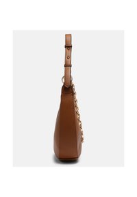 Sac à main en cuir marron avec une bandoulière réglable et des détails en chaîne dorée, présenté de côté sur un fond gris uni.
