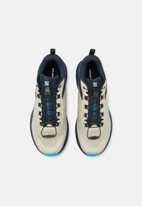 Salomon SENSE RIDE 5 - Trail hardloopschoenen - alfalfa/carbon/peacock blue