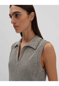 Top senza maniche con colletto in tessuto grigio testurizzato. Presenta una scollatura a V e un motivo intrecciato sottile. Design pulito e strutturato.