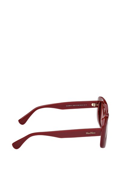 Gafas de sol rojas de acetato con lentes rectangulares amplios, con un acabado brillante y detalle del logo en las patillas. Diseño elegante con varillas curvas.