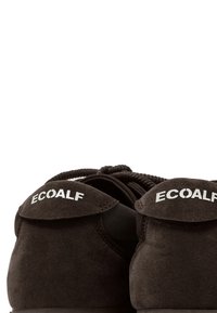 Vue arrière de baskets en daim noir Ecoalf avec languettes de talon brandées et lacets noirs sur fond blanc.