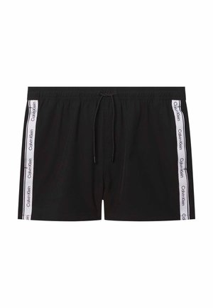 Bañador para hombre en negro con rayas laterales blancas que muestran el logo repetido de Calvin Klein y una cintura ajustable con cordón negro.