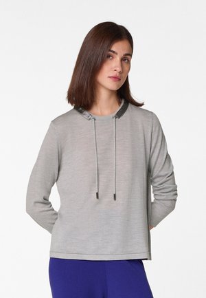 Grauer Pullover mit Rundhalsausschnitt, schwarzen Akzentstreifen und Kordelzügen. Hergestellt aus weichem Stoff und mit langen Ärmeln.