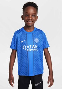 Blå fotballtrøye med geometrisk mønster, som har logo og teksten "QATAR AIRWAYS". Korte ermer og rund hals. Sorte bukser med hvite detaljer.