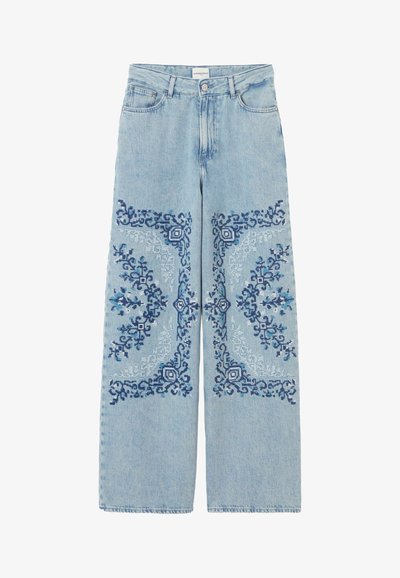 Jeans azzurri chiari a gamba larga con ricami geometrici intricati in blu scuro e chiaro su cosce e ginocchia anteriori, stile classico a cinque tasche.