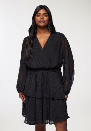 Czarna sukienka z chiffonu z dekoltem w serek, długimi rękawami i warstwową spódnicą z teksturowanym wzorem kropek. Elastyczny pas dla dopasowanego wyglądu.