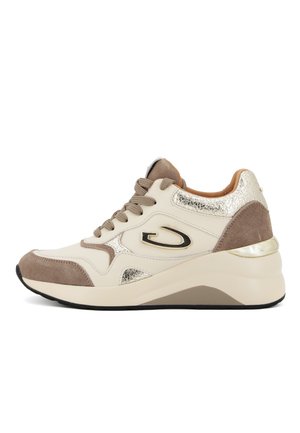 Design di scarpe con una combinazione di colori beige e marrone, realizzate in pelle e suede, con accenti metallici e una suola spessa e robusta.