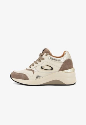 Design di scarpe con una combinazione di colori beige e marrone, realizzate in pelle e suede, con accenti metallici e una suola spessa e robusta.