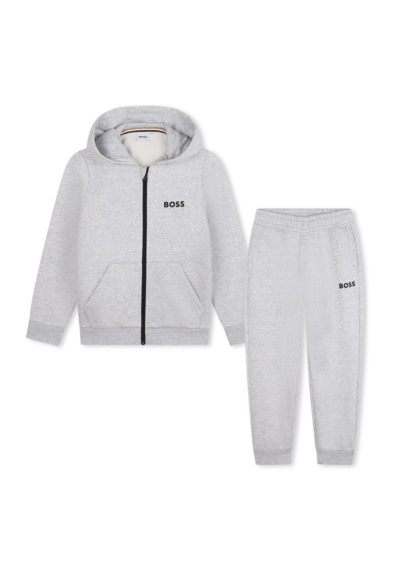 Szary hoodie z zamkiem, przednimi kieszeniami i logo "BOSS". Dopasowane spodnie dresowe mają elastyczny pas i logo. Miękka tekstura materiału.