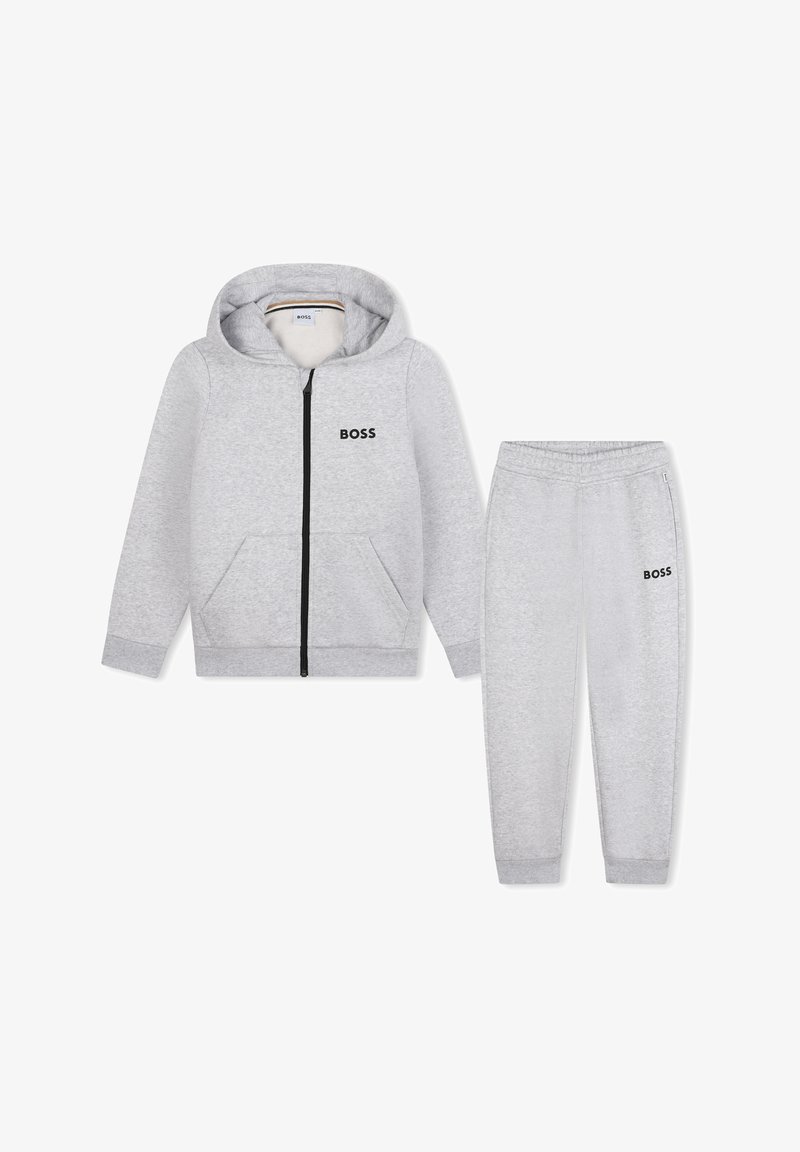 Grå hettegenser med glidelås, frontlommer og "BOSS"-logo. Matchende avsmalnende joggebukser med elastisk liv og logo. Myk tekstur.