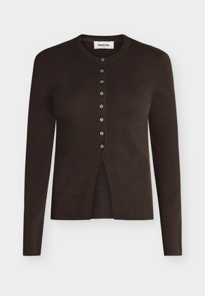 Σκούρα καφέ μακρυμάνικη ζακέτα με ριγωτή υφή, στρογγυλή λαιμόκοψη και επτά κουμπιά μπροστά, ελαφρώς ανοιχτή στο κέντρο κάτω μέρος.