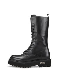 Czarne skórzane buty wojskowe z wysoką cholewką, okrągłym noskiem, płaską podeszwą i bocznym zamkiem. Posiadają sznurowane zapięcie oraz metalowe ozdoby.