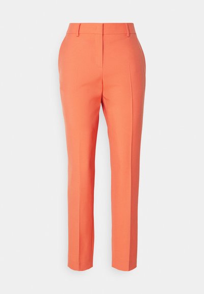 Ušité korálové kalhoty vyrobené z hladkého materiálu; slim fit s vyžehlenými sklady; bez viditelných kapes nebo ozdob.