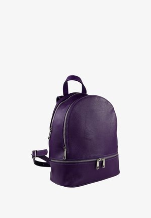 Sac à dos en cuir violet de forme arrondie, avec deux compartiments zippés et des bretelles ajustables. Surface texturée avec des accents métalliques.