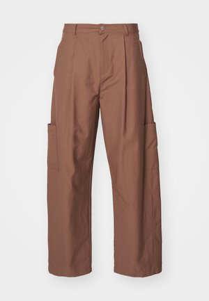 Han Kjøbenhavn TROUSERS - Nadrágok - brown