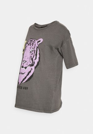 VMMOFIACODY LONG BOX - Print T-shirt - black