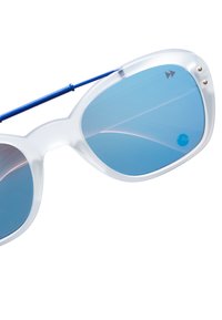 Zonnebril met doorzichtig kunststof frame, blauwe spiegelende glazen en een blauwe textuur arm. Bevat twee kleine metalen accenten op het frame.