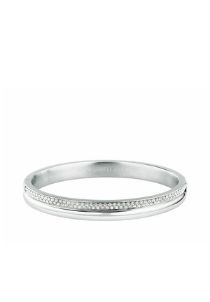 Bracciale rigido in argento con una banda sottile decorata con due file di piccoli cristalli chiari su sfondo bianco.