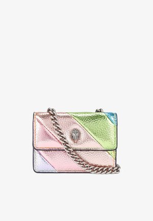 Borsa metallizzata multicolore con tracolla a catena. Presenta un design geometrico in rosa, verde, blu e lavanda. Finitura testurizzata, dettaglio con logo.