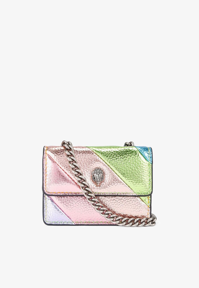 Sac à main multicolore métallique avec une bandoulière en chaîne. Présente un design géométrique en rose, vert, bleu et lavande. Finition texturée, détail du logo.