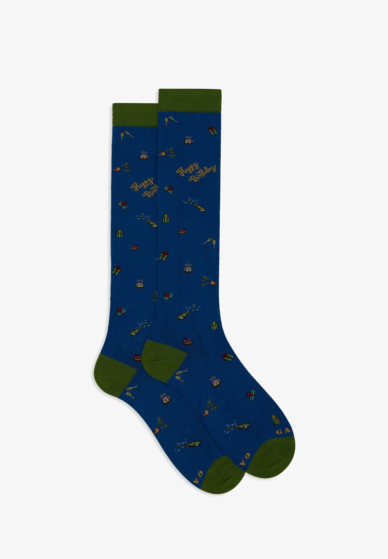 Calzini di cotone blu con polsini verdi, caratterizzati da un tema di compleanno in motivi colorati, tra cui torte, regali e oggetti per feste.