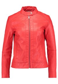 Veste en cuir rouge avec une fermeture éclair à l'avant, un col montant et des manches longues. Elle dispose de deux poches latérales et d'une texture lisse.