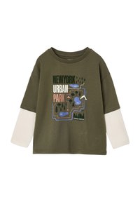 Olivgrünes T-Shirt mit weißen langen Ärmeln. Mit einem grafischen Kartenmotiv, das mit "NEW YORK URBAN PARK" beschriftet ist und Seen sowie Bäume zeigt.