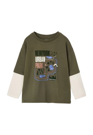 Olivgrünes T-Shirt mit weißen langen Ärmeln. Mit einem grafischen Kartenmotiv, das mit "NEW YORK URBAN PARK" beschriftet ist und Seen sowie Bäume zeigt.