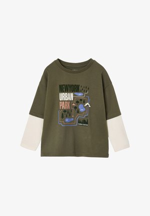 Olivgrünes T-Shirt mit weißen langen Ärmeln. Mit einem grafischen Kartenmotiv, das mit "NEW YORK URBAN PARK" beschriftet ist und Seen sowie Bäume zeigt.