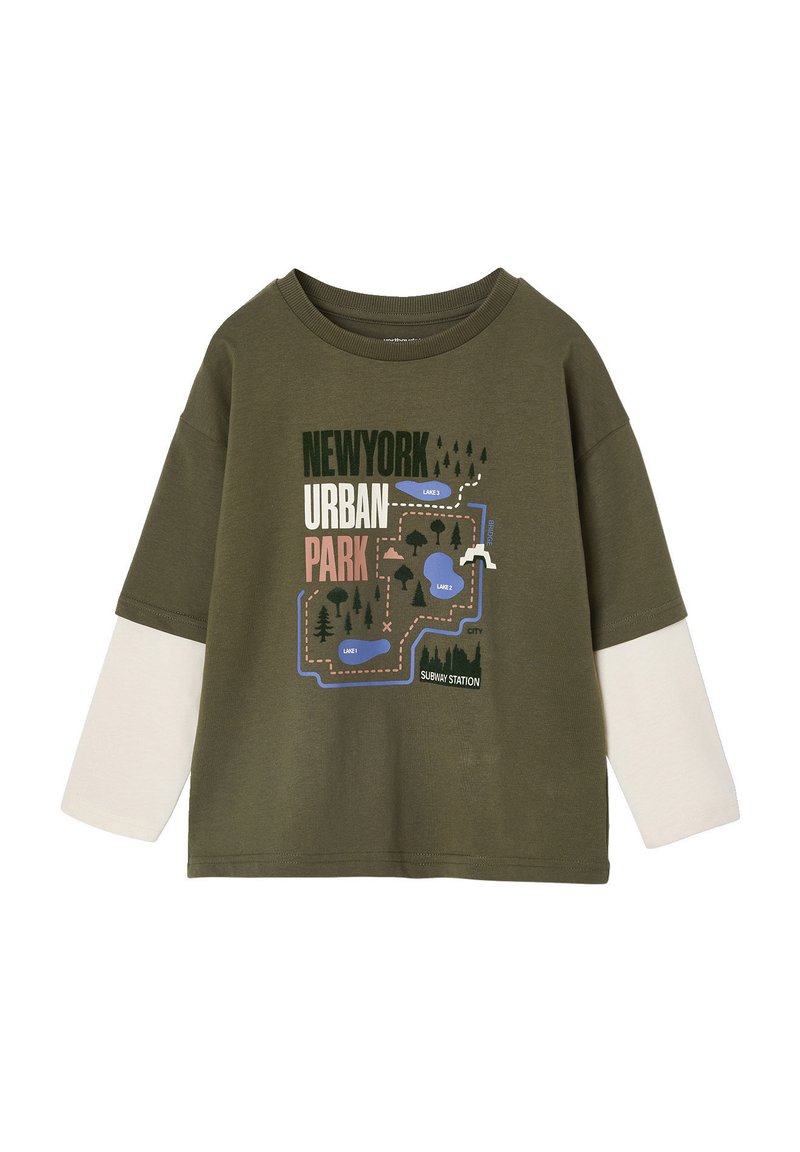 Olivgrünes T-Shirt mit weißen langen Ärmeln. Mit einem grafischen Kartenmotiv, das mit "NEW YORK URBAN PARK" beschriftet ist und Seen sowie Bäume zeigt.