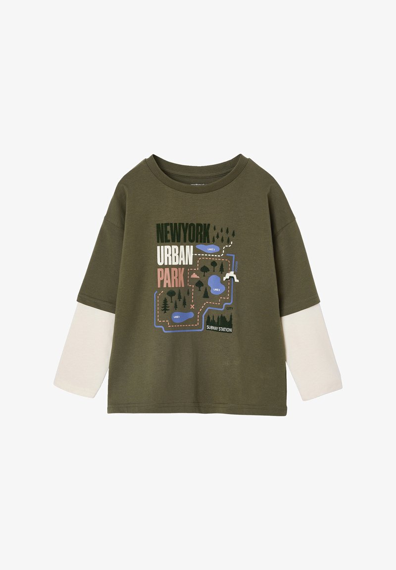 Olivgrünes T-Shirt mit weißen langen Ärmeln. Mit einem grafischen Kartenmotiv, das mit "NEW YORK URBAN PARK" beschriftet ist und Seen sowie Bäume zeigt.